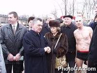 Мэр Киева А.Омельченко с супругой, И.Салий и представитель от "моржей" на праздновании Крещения 2001 года в Киеве