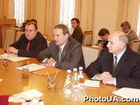 Украинская сторона за столом переговоров во время встречи в Верховном Совете Первого заместителя Председателя Верховного Совета Украины В. В. Медведчука с Чрезвычайным и Полномочным Послом Соединенных Штатов Америки в Украине Карлосом Паскуалем