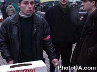 Представитель акции "Украина без Кучмы" с коробкой для пожертвований "На развитие зоны свободной от Кучмы" г. Киев