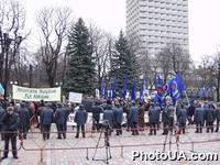 Пикетчики от Украинского Народного Руха Киевщины возле здания Верховной Рады