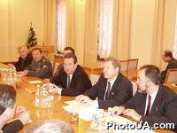 Министр обороны Украины А.Кузьмук, Председатель Верховного Совета Украины  И, Плющ, народные депутаты Украины Б.Андресюк и Д.Табачник во время встречи с министром обороны России