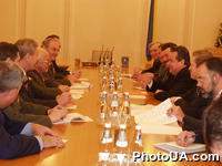 Стол переговоров: российская и украинская стороны