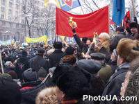 Митинг участников акции "Украина без Кучмы" на Крещатике в Киеве. Символическое сожжение газеты "Товарищ" с изображением Л. Кучмы