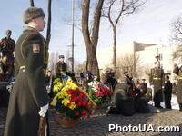 Почетный караул возле памятника погибшим воинам в Афганистане во время церемонии возложения венков по случаю 12-ой годовщины вывода советских войск из Республики Афганистан