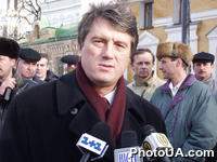 Премьер-министр Украины В. Ющенко дает интервью представителям СМИ