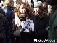 Участница "Митинга правды: свободу Юлии Тимошенко" возле Генеральной прокуратуры Украины с плакатом "Я не сломалась? А ты?" с изображением Юлии Тимошенко