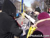 Представители акции "Украина без Кучмы" на Крещатике в Киеве проводят агитационную работу среди населения