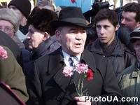 Участники акции протеста, запланированной Форумом национального спасения и Общественным комитетом защиты Конституции "За Украину без Кучмы", под стенами Лукьяновского СИЗО в рамках акции "поздравление женщин, которые еще не в тюрьме"