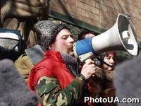 Участники акции протеста, запланированной Форумом национального спасения и Общественным комитетом защиты Конституции "За Украину без Кучмы", под стенами Лукьяновского СИЗО в рамках акции "поздравление женщин, которые еще не в тюрьме"