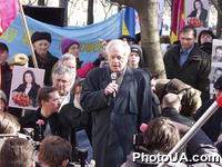 Выступление Главы УКРП С. Хмары на митинге протеста акции "Украина без Кучмы" под под стенами Лукьяновского СИЗО в рамках акции "поздравление женщин, которые еще не в тюрьме"