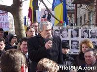Выступление Главы УРП Л.Лукьяненко на митинге протеста акции "Украина без Кучмы" под под стенами Лукьяновского СИЗО в рамках акции "поздравление женщин, которые еще не в тюрьме"