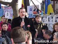 Выступление народного депутата Украины Т. Черновола на митинге протеста акции "Украина без Кучмы" под под стенами Лукьяновского СИЗО в рамках акции "поздравление женщин, которые еще не в тюрьме"