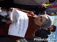 Участница одной из акции протеста, запланированных Форумом национального спасения и Общественным комитетом защиты Конституции "За Украину без Кучмы", под стенами Лукьяновского СИЗО в рамках акции "поздравление женщин, которые еще не в тюрьме"