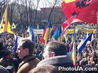 Участники акций общественных организаций : Форум национального спасения, "Украинская Правица", "Украина без Кучмы". "За Правду", посвященных Дню рождения Т.Шевченко и протеста против режима Л.Кучмы возле памятника Т.Шевченко в Киеве