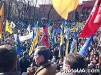 Участники акций общественных организаций : Форум национального спасения, "Украинская Правица", "Украина без Кучмы". "За Правду", посвященных Дню рождения Т.Шевченко и протеста против режима Л.Кучмы возле памятника Т.Шевченко в Киеве