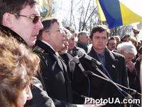Руководство акций протеста против режима Л.Кучмы, представители общественных организаций: Форум национального спасения, "Украинская Правица", "Украина без Кучмы". "За Правду" возле памятника Т.Шевченко в Киеве