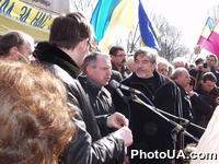 Выступление народного депутата Украины, члена Комитета по вопросам борьбы с организованной преступностью и коррцупцией Г. Омельченко на митинге протеста против режима Л.Кучмы акции "Украина без Кучмы" возле памятника Т.Шевченко в Киеве