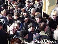 Участники митинга протеста против режима Л. Кучмы акции "Украина без Кучмы" возле памятника Т. Шевченко  в Киеве скандируют "Кучма - вон!"