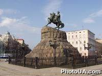 Памятник гетьману Украины Богдану Хмельницкому в Киеве