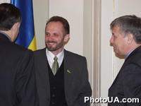 Первый вице-премьер-министр Украины Ю. Ехануров и народный депутат Украины Р. Безсмертный перед заседанием рабочей группы для разработки совместного договора (Меморандума) о сотрудничестве между Верховным Советом и Кабинетом Министров Украины
