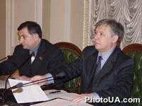 Первый вице-премьер-министр Украины Ю. Ехануров и народный депутат Украины С. Гавриш на заседании рабочей группы для разработки совместного договора (Меморандума) о сотрудничестве между Верховным Советом и Кабинетом Министров Украины