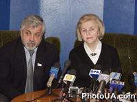 Супруга В. Черновола А. Пашко, глава Комитета Верховного Совета Украины по вопросам культуры и духовности, глава общества "Мемориал" Л. Танюк на пресс-конференции на тему: "Два года без Вячеслава Черновола" в УНИАН