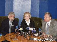 Супруга В. Черновола А. Пашко, глава Комитета Верховного Совета Украины по вопросам культуры и духовности, глава общества "Мемориал" Л. Танюк, глава Народного Руха Украины на пресс-конференции на тему: "Два года без Вячеслава Черновола" в УНИАН
