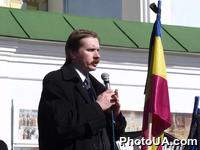 Выступление народного депутата Украины Т. Черновила на митинге-походе Памяти и Предостережения, организованном Форумом национального спасения и партией "Батькивщина", возле памятника "Жертвам голодомора" на Михайловской площади в Киеве