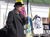 Выступление матери исчезнувшего журналиста Г.Гонгадзе Л.Гонгадзе на митинге-походе Памяти и Предостережения, организованном Форумом национального спасения и партией "Батькивщина", возле памятника "Жертвам голодомора" на Михайловской площади в Киеве