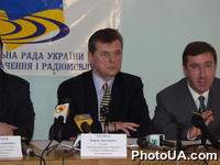 Руководство Национального совета Украины по вопросам телевидения и радиовещания на пресс-конференции, посвященной Национальной премии Украины в области телевидения "Телетриумф". На фото: Б. Холод, Н. Баграев