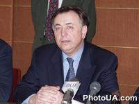 Глава Госкомитета молодежной политики, спорта и туризма Украины В.Цибух на подписании украино-немецкого протокола о сотрудничестве и обменах в молодежной сфере на 2001-2002 годы в Государственном комитете молодежной политики, спорта и туризма Украины