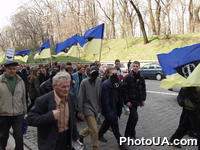 Представители всеукраинского общественнного комитета сопротивления "За правду!" проходят ул.М.Грушевского к администрации Президента с требованием клятвы Президента на Конституции Украины в непричастности к преступным действиям