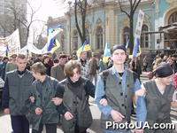 Колонна участников акции "За Украину без Кучмы и олигархов", организованной общественным комитетом "За правду!"