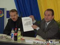 Глава Социал-демократической партии Украины (объединенной) В. Медведчук и лидер фракции Социал-демократической партии Украины (объединенной) А. Зинченко на заседании политбюро партии