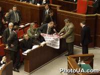 Плакат "За В.Ющенко, против молдовского проекта коммуно-олигархов", с которым нардеп Украины Л.Григорович вышла к требуне в зале заседаний Верховного Совета Украины с целью самосожжения