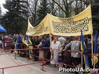 Участники пикетирования ВС Украины з лозунгами "Правительству В.Ющенко - народное доверие" в последний день слушаний отчета правительства "О ходе выполнения программы деятельности Кабмина Украины "Реформы во имя благосостояния" в 2000 году"