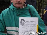 Участник пикетирования ВС Украины в последний день слушаний отчета правительства "О ходе выполнения программы деятельности Кабмина Украины "Реформы во имя благосостояния" в 2000 году" с листовкой в руках "Мы за Ющенко!"