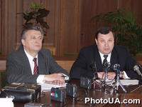 1-ый заместитель министра аграрной политики Украины Юрий Лузан и президент корпорации Украгропромбиржа" Виктор Тимченко на пресс-конференции по случаю проведения в с. Чубинском Бориспольского р-ну Киевской обл. выставки-ярмарки "АГРО-2000"