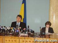 Пресс-конференция премьер-министра Украины Виктора Ющенко (В. Ющенко и пресс-секретарь Н. Зарудная)