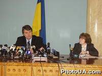 Пресс-конференция премьер-министра Украины Виктора Ющенко (В. Ющенко и пресс-секретарь Н. Зарудная)
