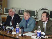 Нар.депутаты Украины А.Матвиенко, Г.Омельченко и президент международной организации "Союз Чернобыль" В.Шовкошитный на пресс-конференции "События вокруг правительства В. Ющенка и их последствия для Украины: кто есть кто в этой игре" в IREX ПроМедиа