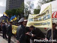 Представители правохранительных органов возле Верховного Совета Украины во время пикетирования ее членами правоцентристских партий - участниками акции в поддержку правительства В.Ющенко "Правительству украинской надежды - всенародную поддержку!"