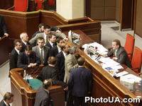 Группа народных депутатов Украины возле трибуны президиума Верховного Совета Украины в зале сессионных заседаний во время рассмотрения вопроса об ответветственности правительства В. Ющенко