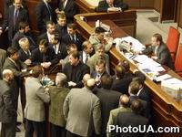 Группа народных депутатов Украины возле трибуны президиума Верховного Совета Украины в зале сессионных заседаний во время рассмотрения вопроса об ответветственности правительства В. Ющенко
