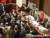 Группа народных депутатов Украины возле трибуны президиума Верховного Совета Украины в зале сессионных заседаний во время рассмотрения вопроса об ответветственности правительства В. Ющенко