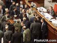 Группа народных депутатов Украины возле трибуны президиума Верховного Совета Украины в зале сессионных заседаний во время рассмотрения вопроса об ответветственности правительства В. Ющенко