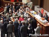 Группа народных депутатов Украины возле трибуны президиума Верховного Совета Украины в зале сессионных заседаний во время рассмотрения вопроса об ответветственности правительства В. Ющенко