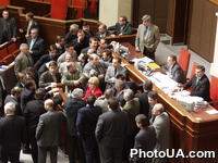 Группа народных депутатов Украины возле трибуны президиума Верховного Совета Украины в зале сессионных заседаний во время рассмотрения вопроса об ответветственности правительства В. Ющенко