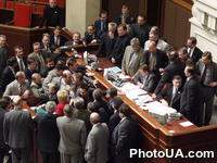 Группа народных депутатов Украины во время пререканий вокруг рассмотрения вопроса об ответственности правительства В. Ющенко в сессионом зале Верховного Совета Украины
