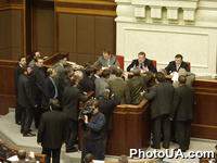 Группа народных депутатов Украины возле президиума Верховного Совета Украины перед началом голосования по вопросу об отставке правительства
